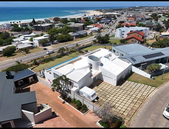 5 BEDROOM HOUSE FOR SALE IN JEFFREYS BAY CENTRAL